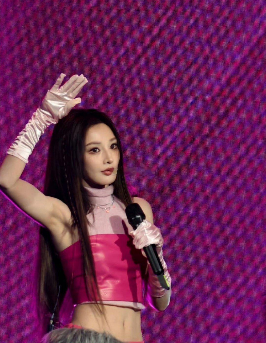 躺在彭小苒的腹肌上被魅晕了彭小苒的腹肌线条利落又迷人，氛围感瞬间拉满。这魅力精