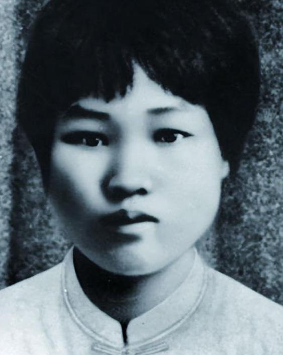 1931年，毛主席的第一任妻子杨开慧牺牲后没多久，板仓街头突然出现了一个蓬头垢面