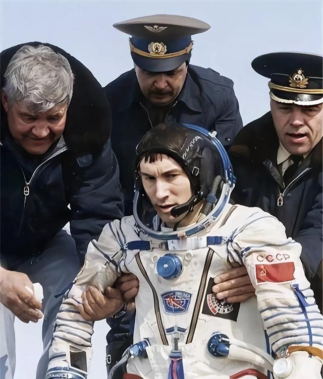 1991年，苏联宇航员谢尔盖·克里卡廖夫，因为苏联解体被困在太空中。他的飞行本