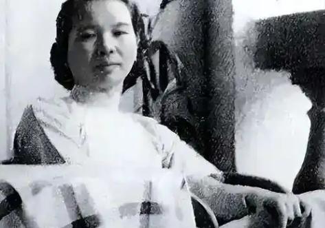 1950年，吴石暴露，他把保姆林阿香叫来，指着家里藏的黄金，银元、首饰说：“这里