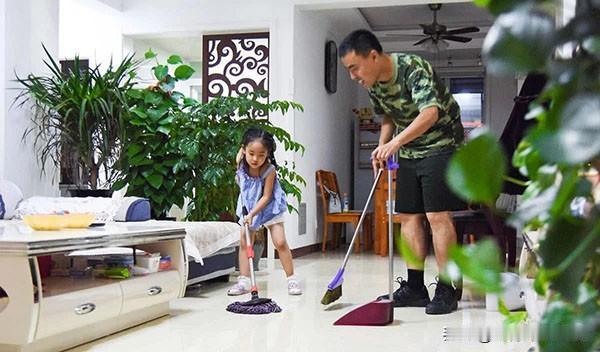 智慧的父母应先活出精彩的自己，保持自身成长，不把人生全部押注孩子，父母的生命状态