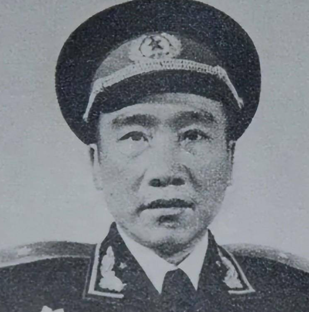 1955在举行授衔仪式之际，他竟猛地一把扯下肩章，而后扬长离去，紧接着便立下了
