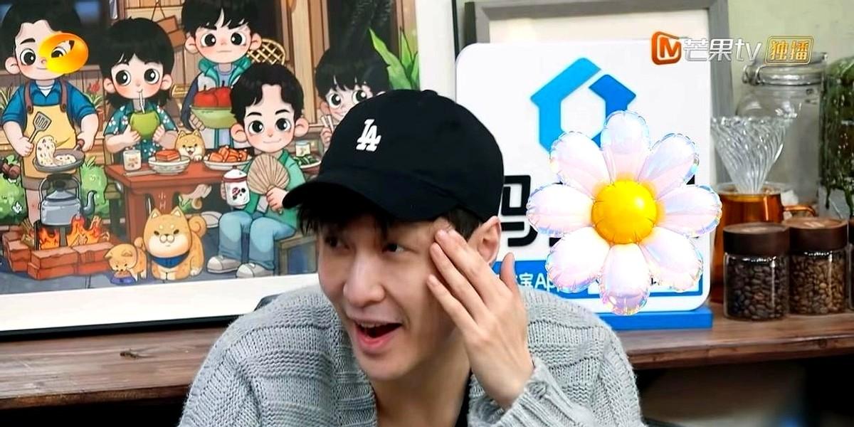 张艺兴这波社死，估计直接想原地关机了。上台表演时，被突发互动搞得措手不及，整个