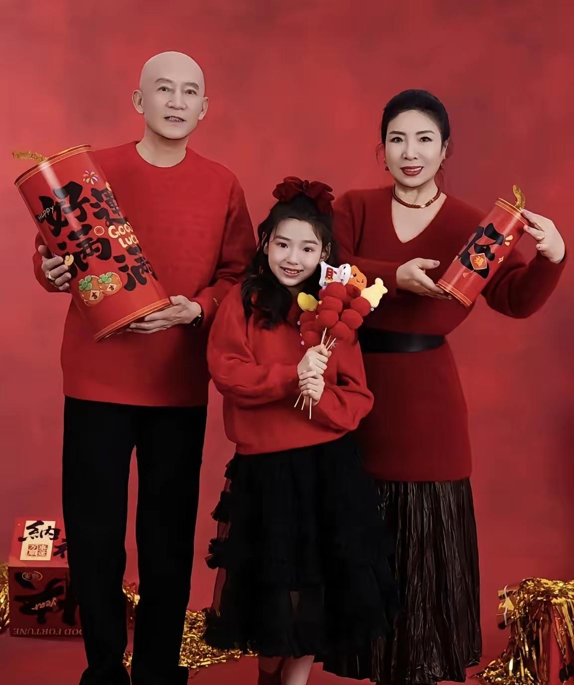 分居式婚姻能有多幸福？董璇张维伊这张全家福给了答案。老太太搂着女婿肩膀笑得见