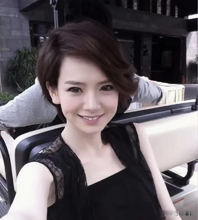 精神世界不富足的人一生都活在与他人的物质外在攀比和自我内耗中，把自己的价值和自我