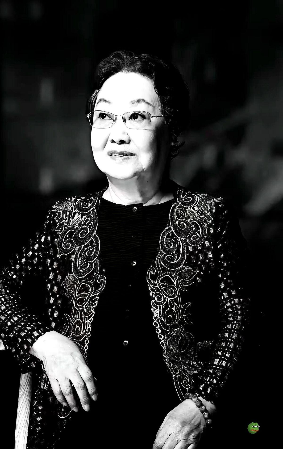 九十七岁的郭兰英走了。她给身后事只提了一个要求：不设灵堂，不搞追悼会，不麻烦任