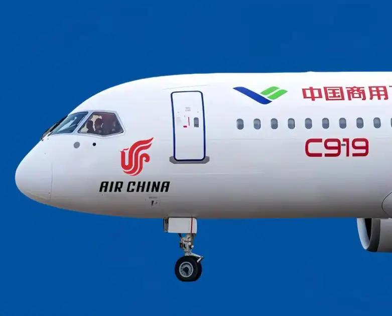 听说中国民航去年客运7.7亿人次，有5亿人坐过飞机。5亿人，这可是一个天文数字。