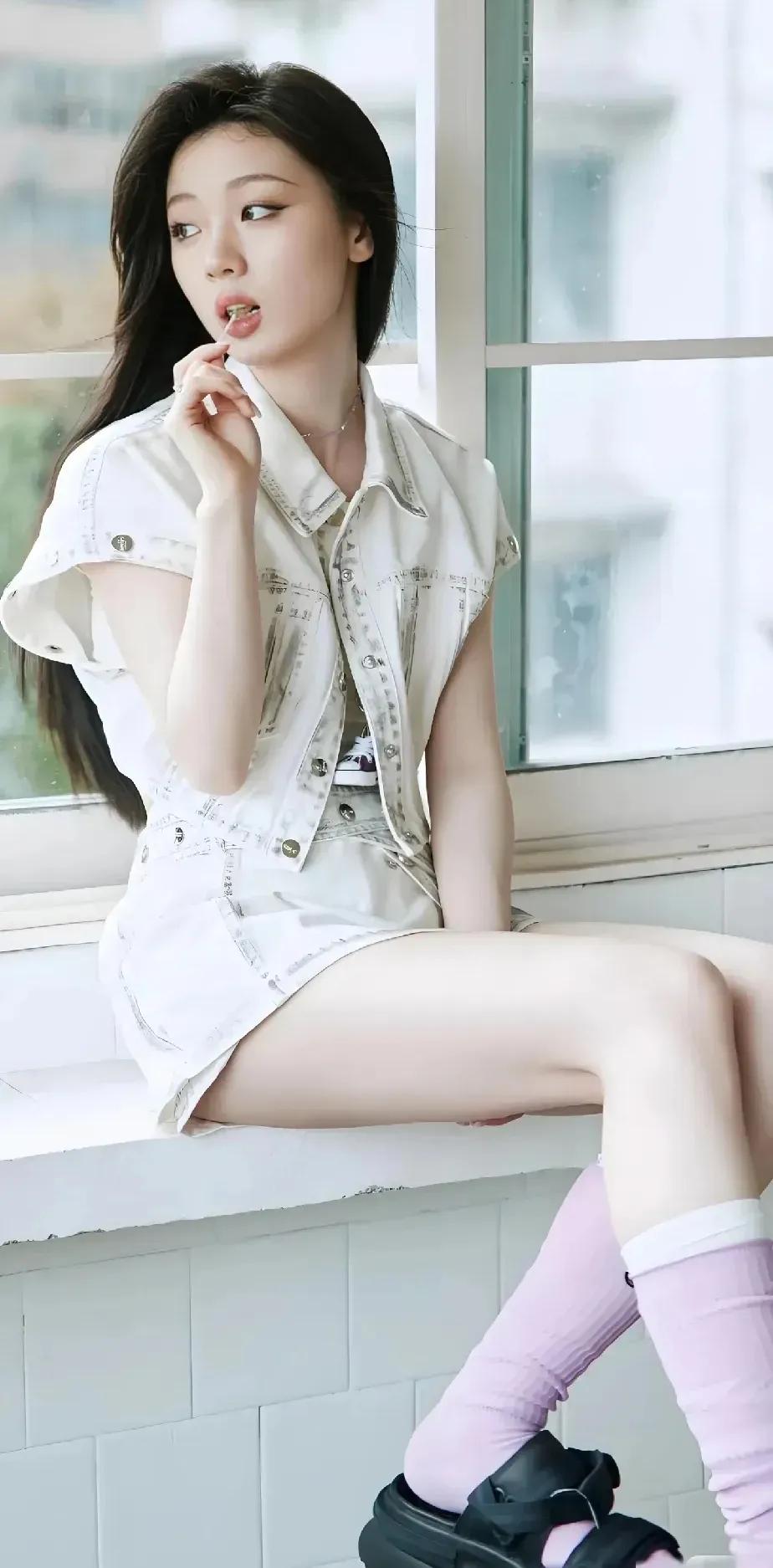 单依纯比李荣浩更懂李白。她的“如何呢？又能怎？”抒发的就是李白在江上作《早发白帝