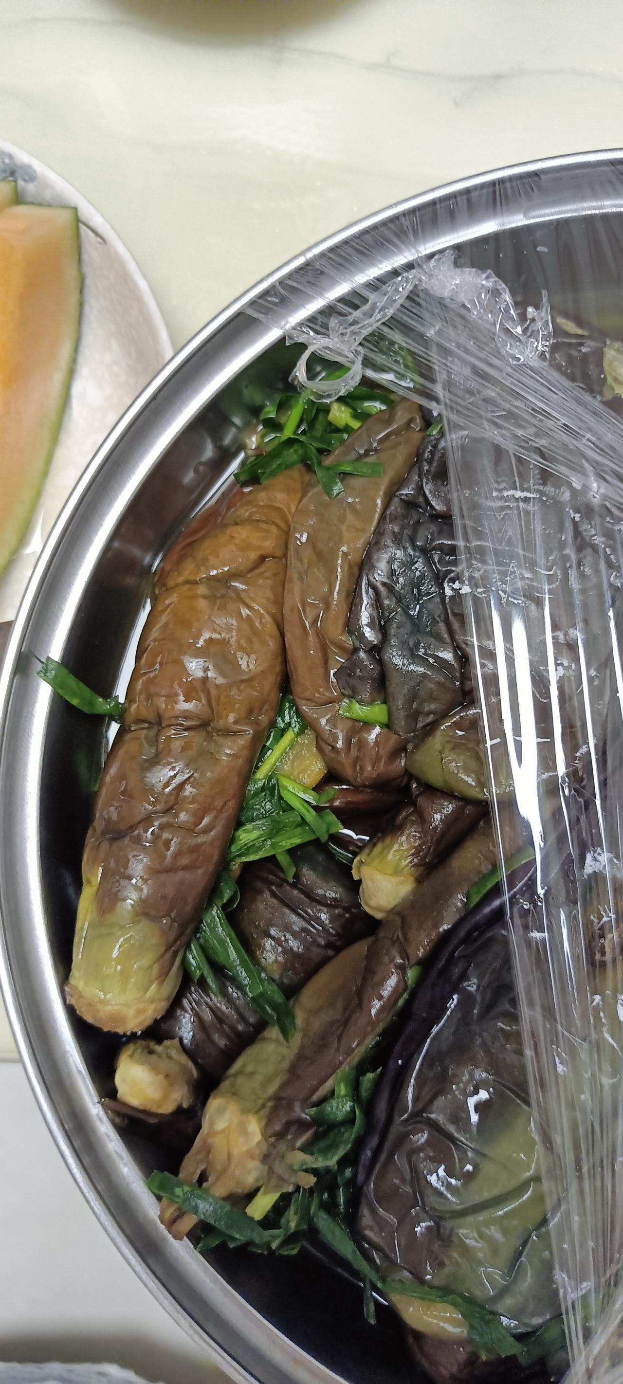 二嫂说二哥双标，还真是。昨晚二大伯哥和二嫂来我家了，给我家送来了一盆腌茄子，还