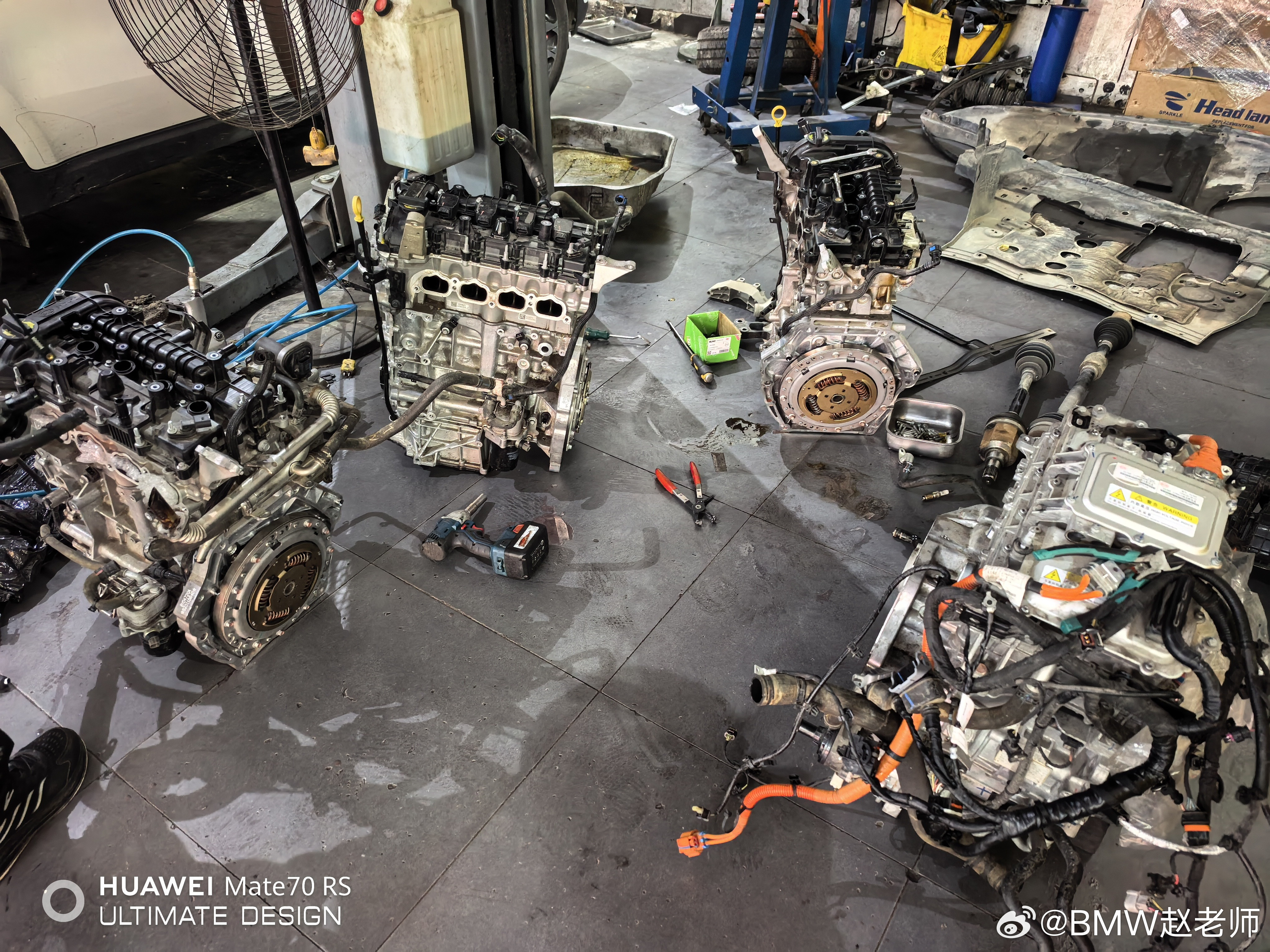 大哥抱着满地发动机在那玩呢。[捂脸哭]买一个拆车发动机2800修原来的机器得500