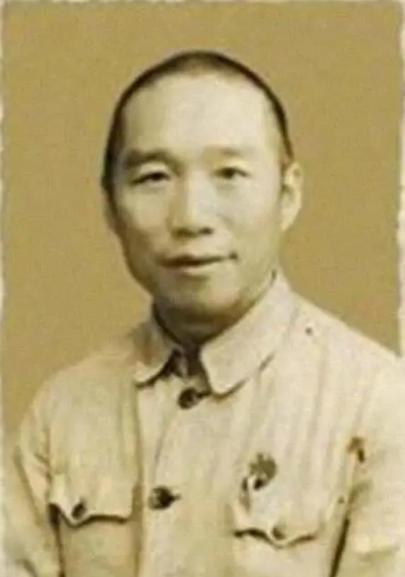 1948年12月，国军104军覆灭，解放军打扫战场时，释放了一个长相憨厚自称是伙