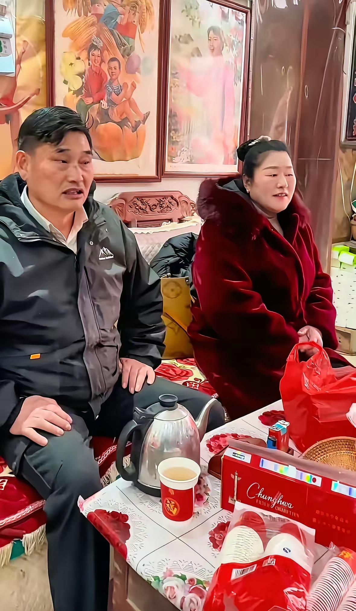 今天大衣哥女儿大婚，全网都在沾喜气！现场满是笑容，大衣哥大衣嫂更是笑到合不拢