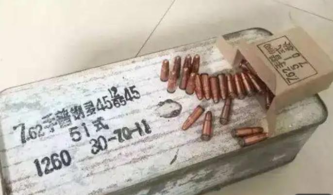 1992年，民警从大婶床底搜出3支手枪、350发子弹，手铐即将扣上时，丈夫却猛地