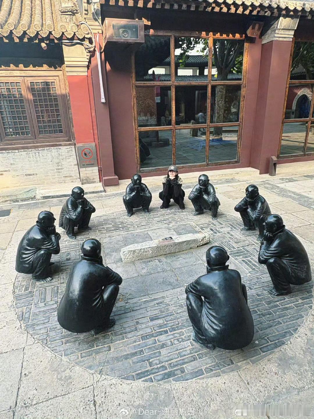 我一时之间分不清迪丽热巴和雕塑谁cos谁了[doge][doge]迪丽热巴和雕塑