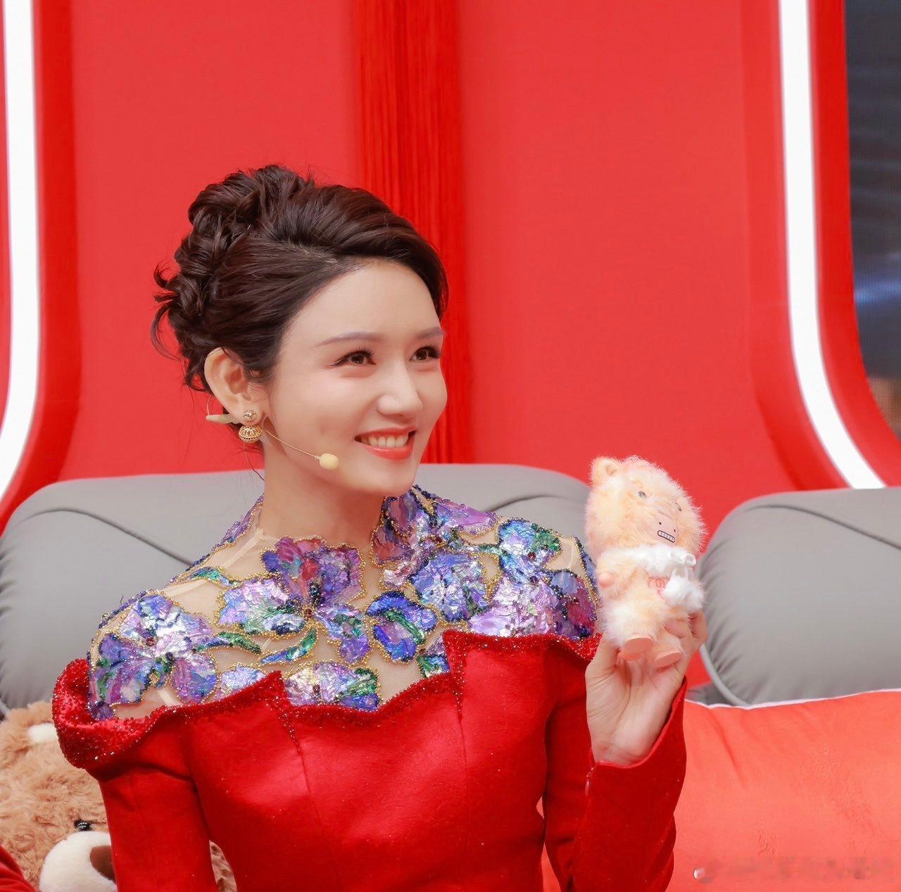 龙洋大气沉稳龙洋好稳从诗词大会追到春晚，龙洋的台风一直很稳。大气沉稳又有亲和力