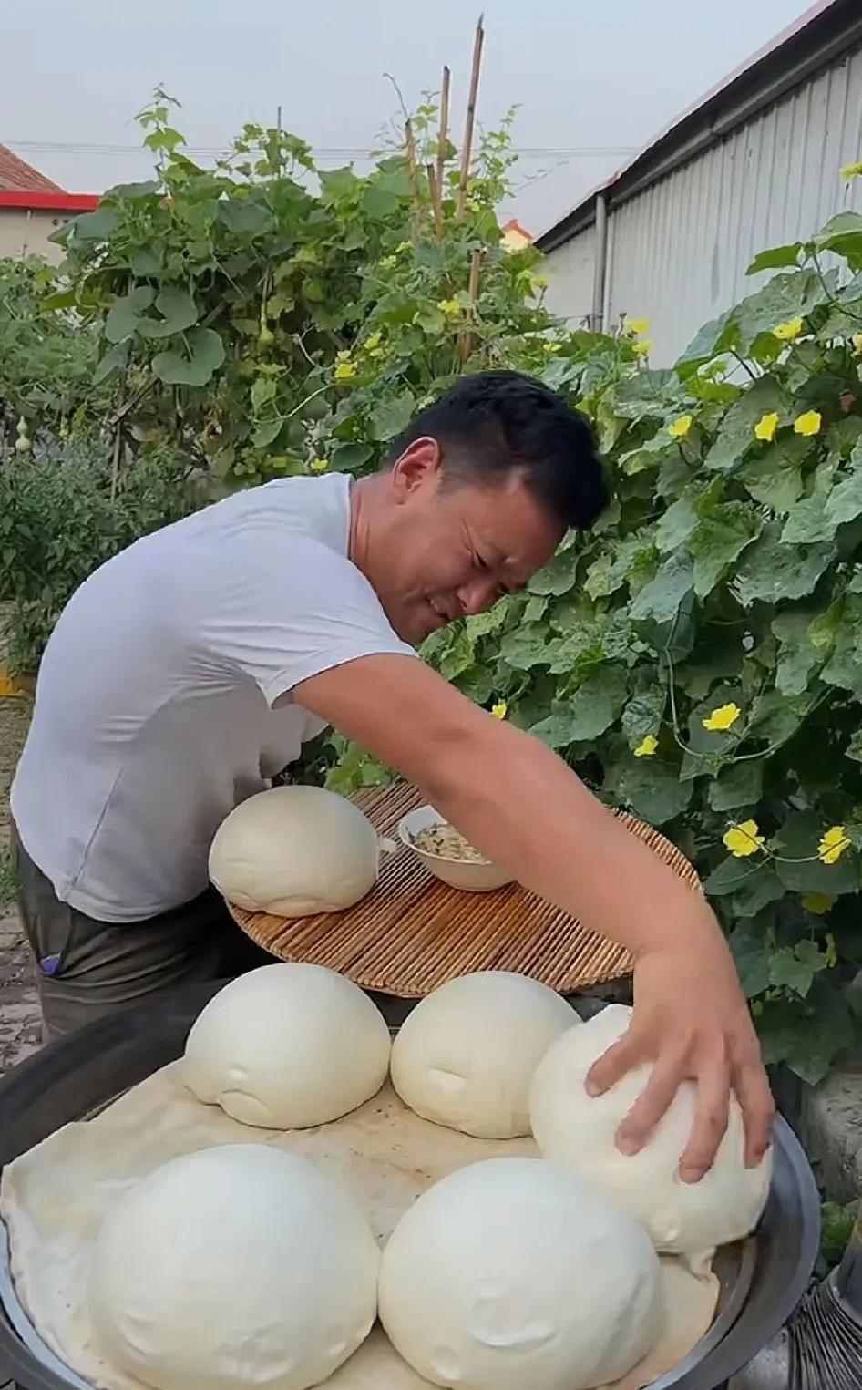 馒头这么大个，韭菜生吃，这是真的还是故意拍岀来搞笑的？就这馒头两人吃一个就饱了，