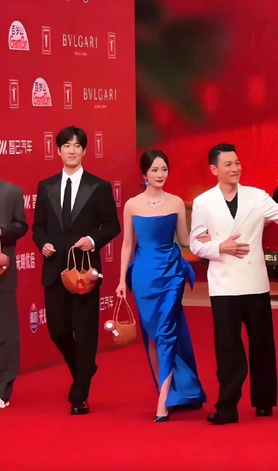 救命！杨幂追星成功名场面来了！上海电影节红毯炸了！杨幂一袭宝蓝礼服，直接挽