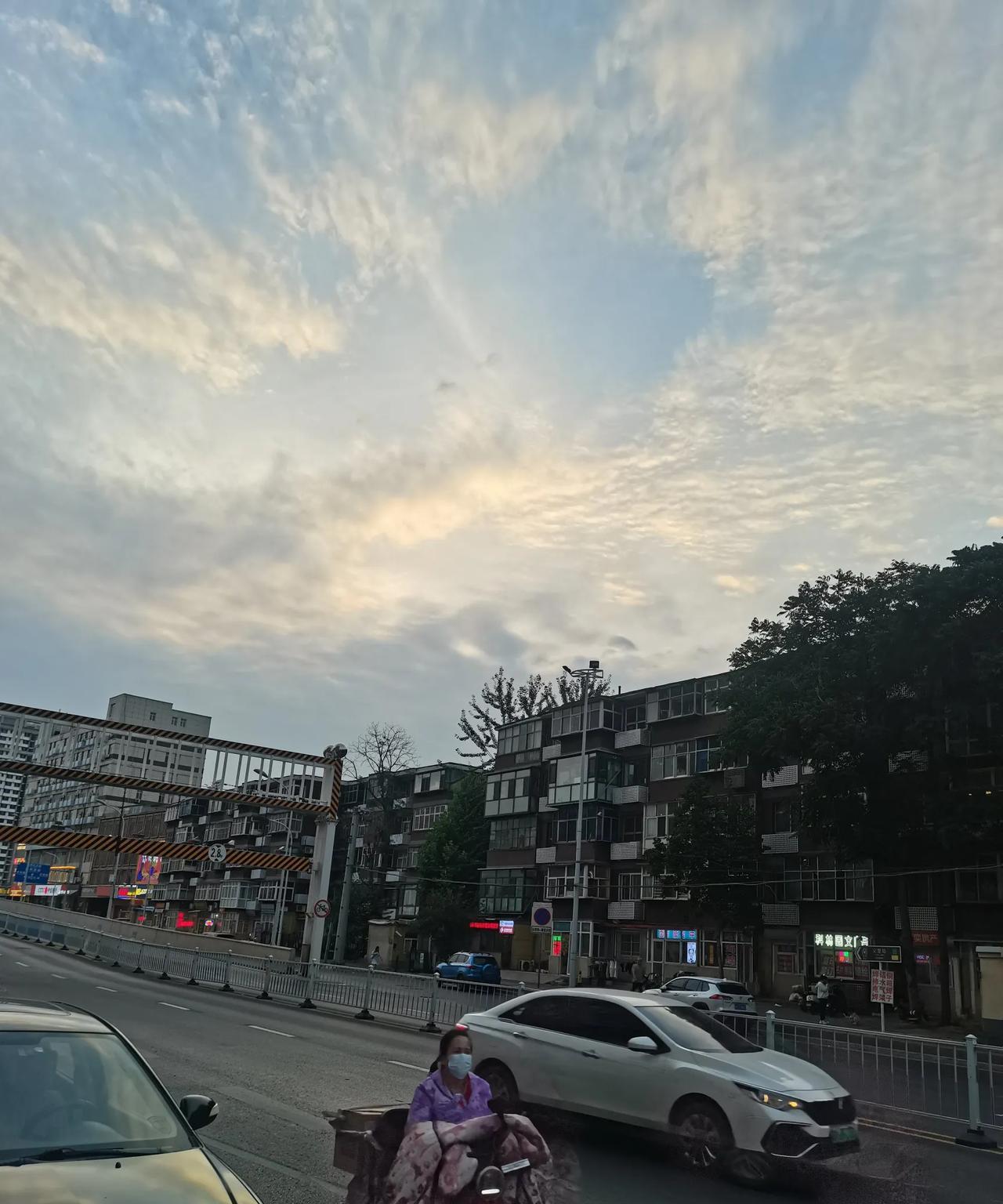 在电视剧《亮剑》中，从虎亭剧点出来的日军中为什么有穿皮鞋的，又有穿胶鞋的？小时