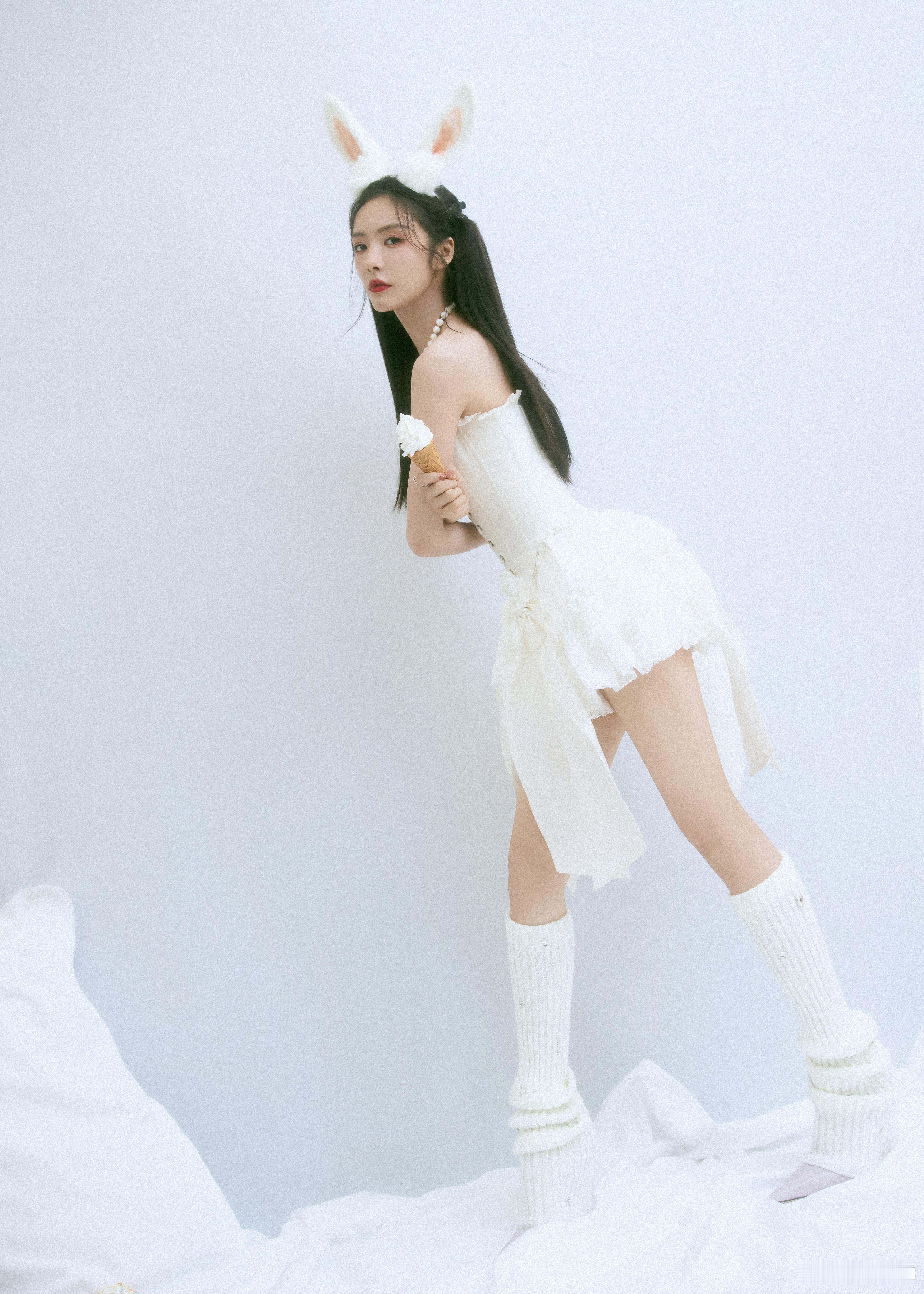 蔡文静白色系甜美大片：穿白色堆堆袜的“兔女郎”​​​