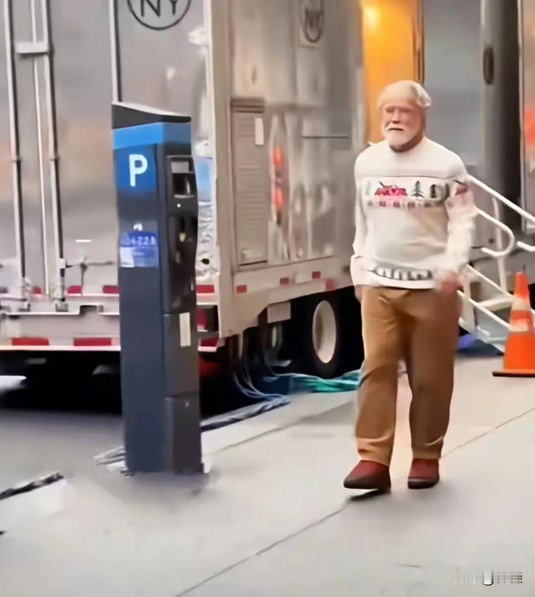 怎么越看越像圣诞老人，这胡子都不用化妆。