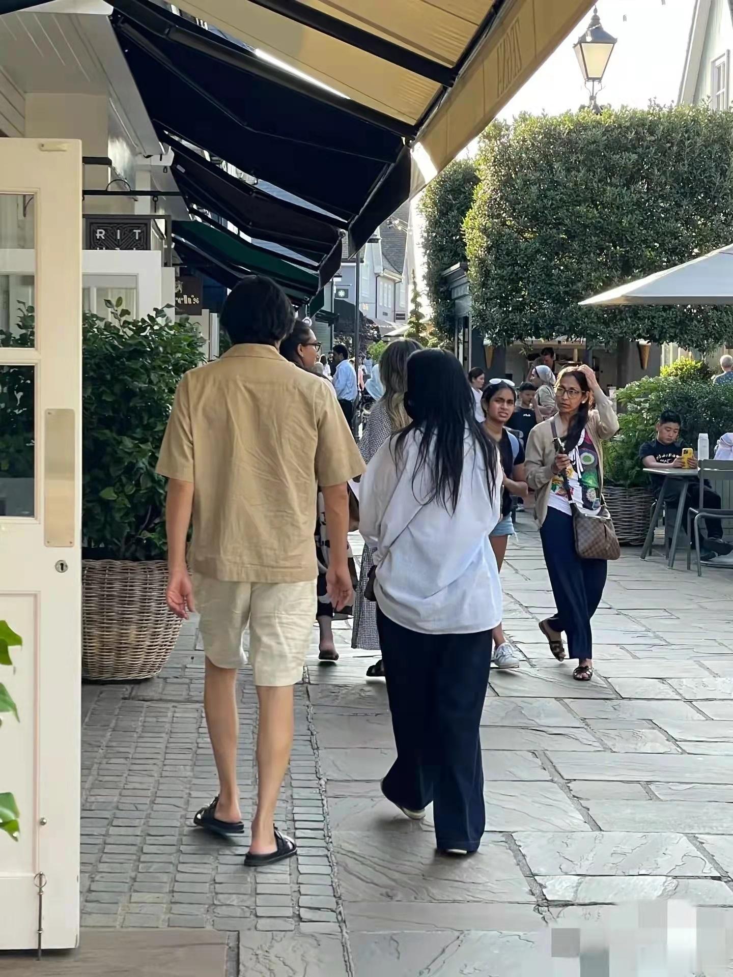 伊能静秦昊手牵手在英国逛街，57岁伊能静衣着宽大身材臃肿似路人！​​​