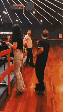 如果是真实的，是推人的人坏；如果是段子，是拍的人坏。