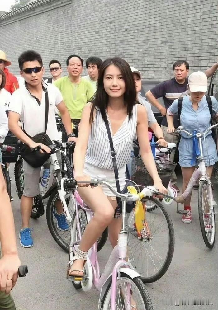 看👀！30岁出头时的高圆圆！网友:年轻真好！[捂脸哭]