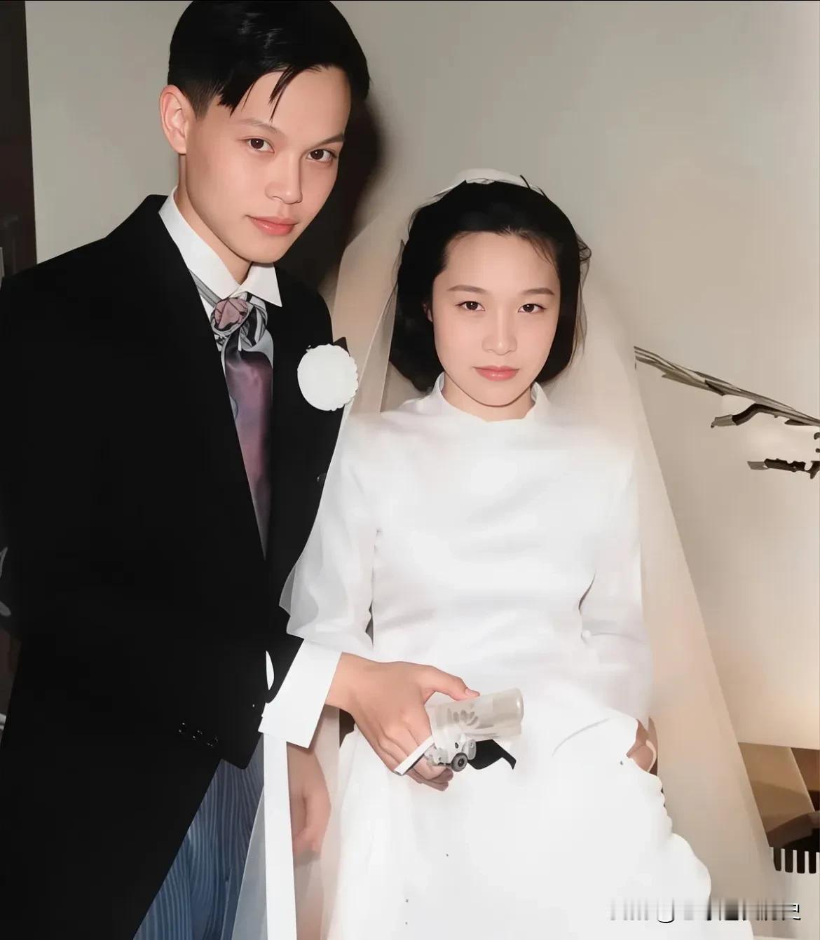 1950年，杨振宁和杜致礼在异国喜结连理。这张新婚合影简约而典雅，定格下他们新婚