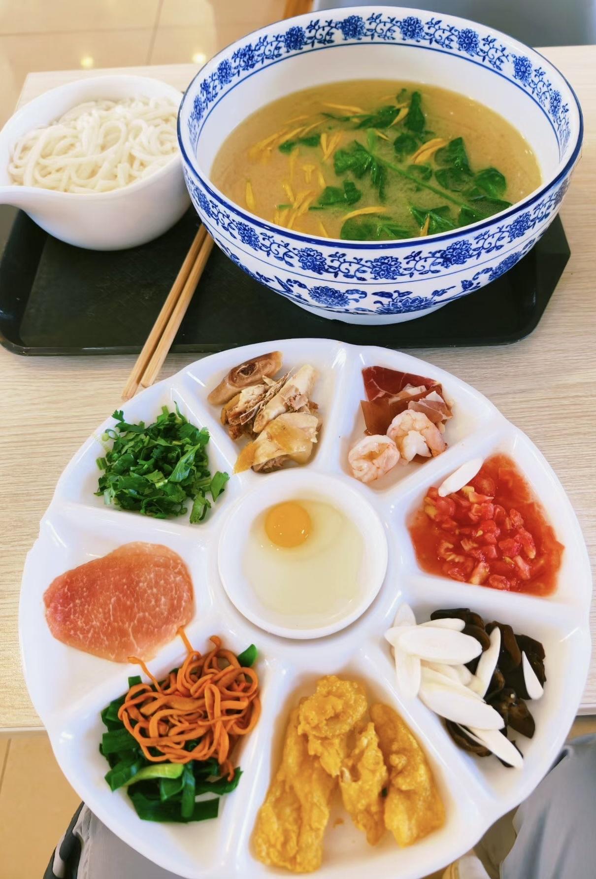 好久没吃公司午餐了。