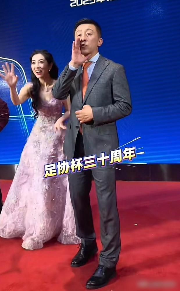 刘越，又带上了橙色领带，作为中超年度颁奖典礼的主持人，不忘泰山，泰山永驻心中！