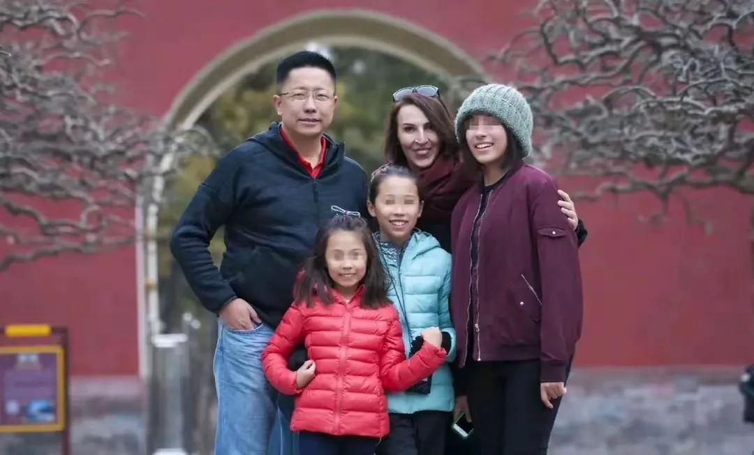 李阳：和女儿和解，死而无憾了！提到疯狂英语创始人李阳，大家想到的除了他是疯狂
