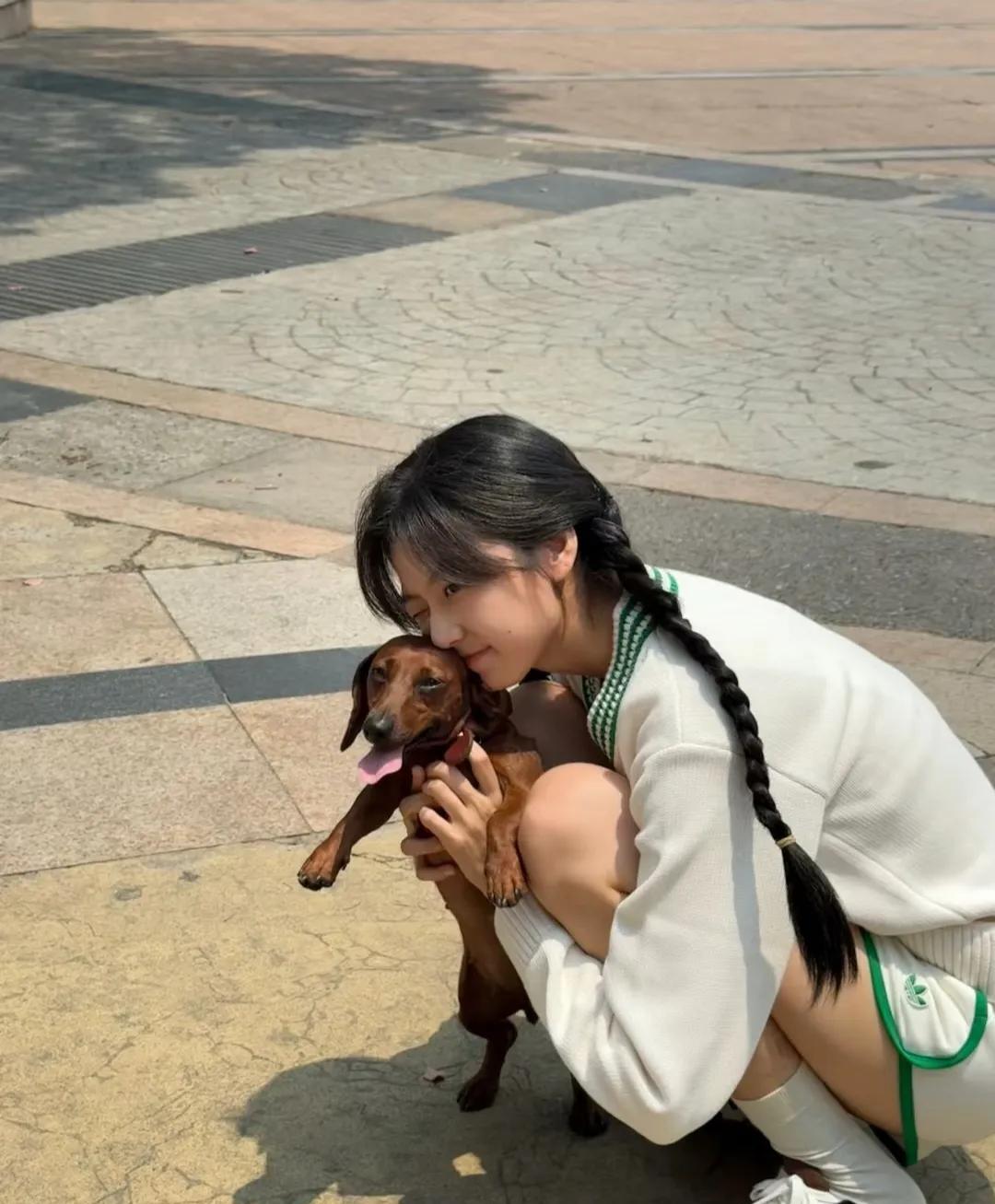 孙千，那大脚丫子穿这鞋是真有点小了。