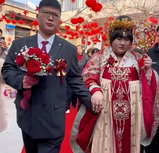大衣哥女儿朱雪梅刚结婚三个月，就被曝出和丈夫相处别扭，感情问题又被推到风口浪尖。