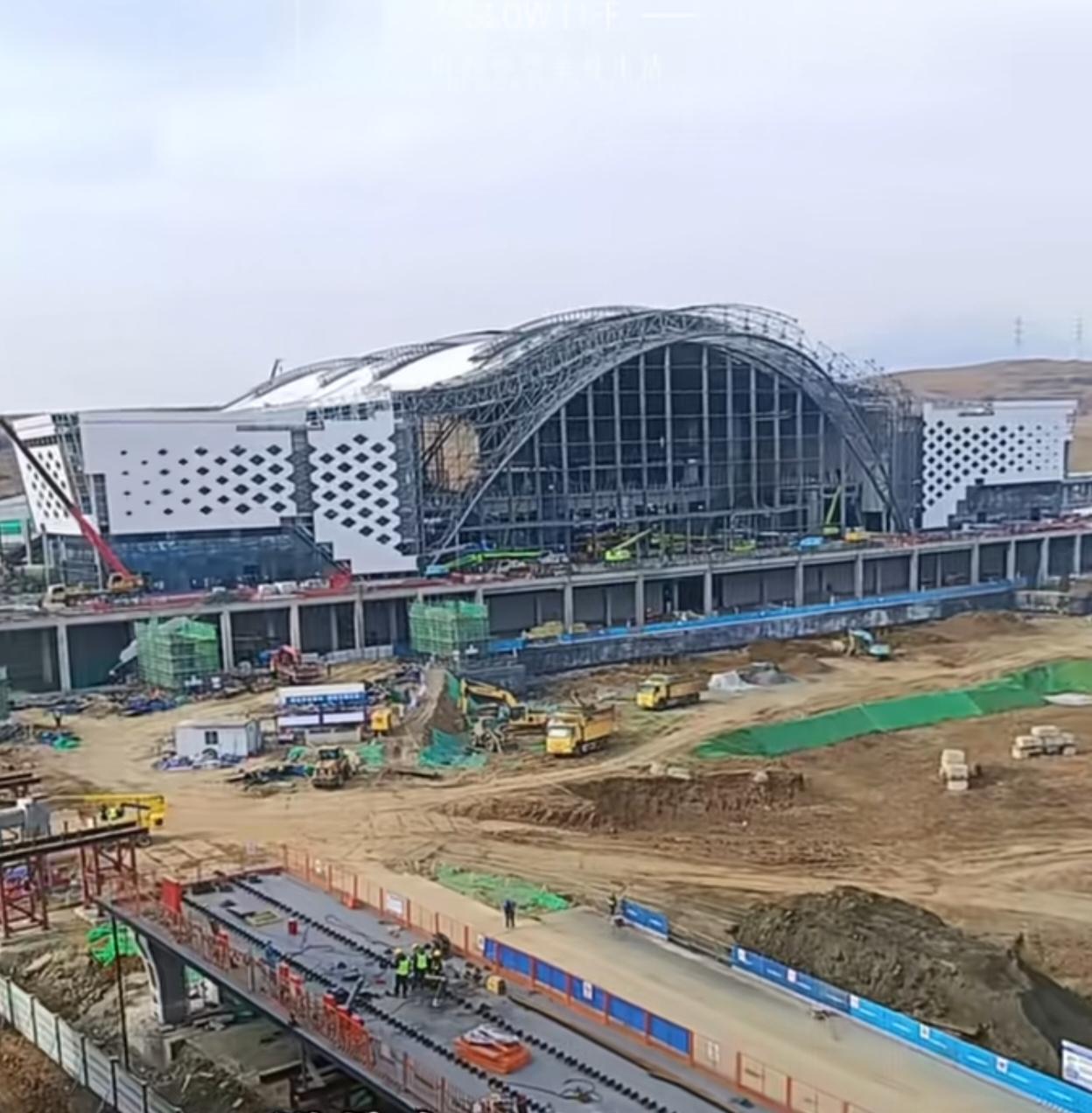 安康高铁站站房看起来还挺像商场大楼的，你们看看，尤其是两边，和万达吾悦的楼像不像