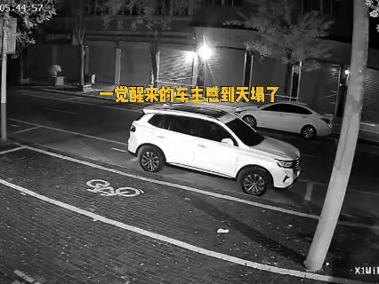 大妈撞车名场面：对着空车狂飙输出，结局笑喷深夜里，一位大妈开着三轮车在路上