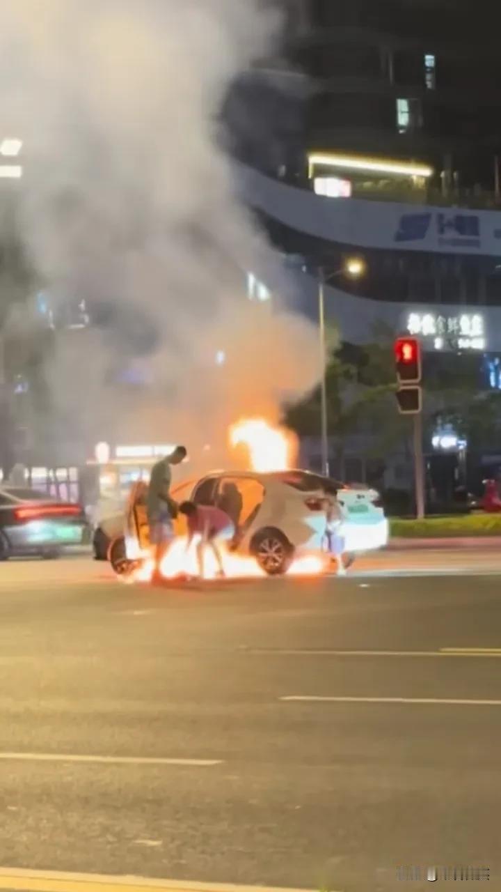 准备还打算买一辆新能源汽车的，看到这一幕，想想还是不买了！四川成都中国铁建广