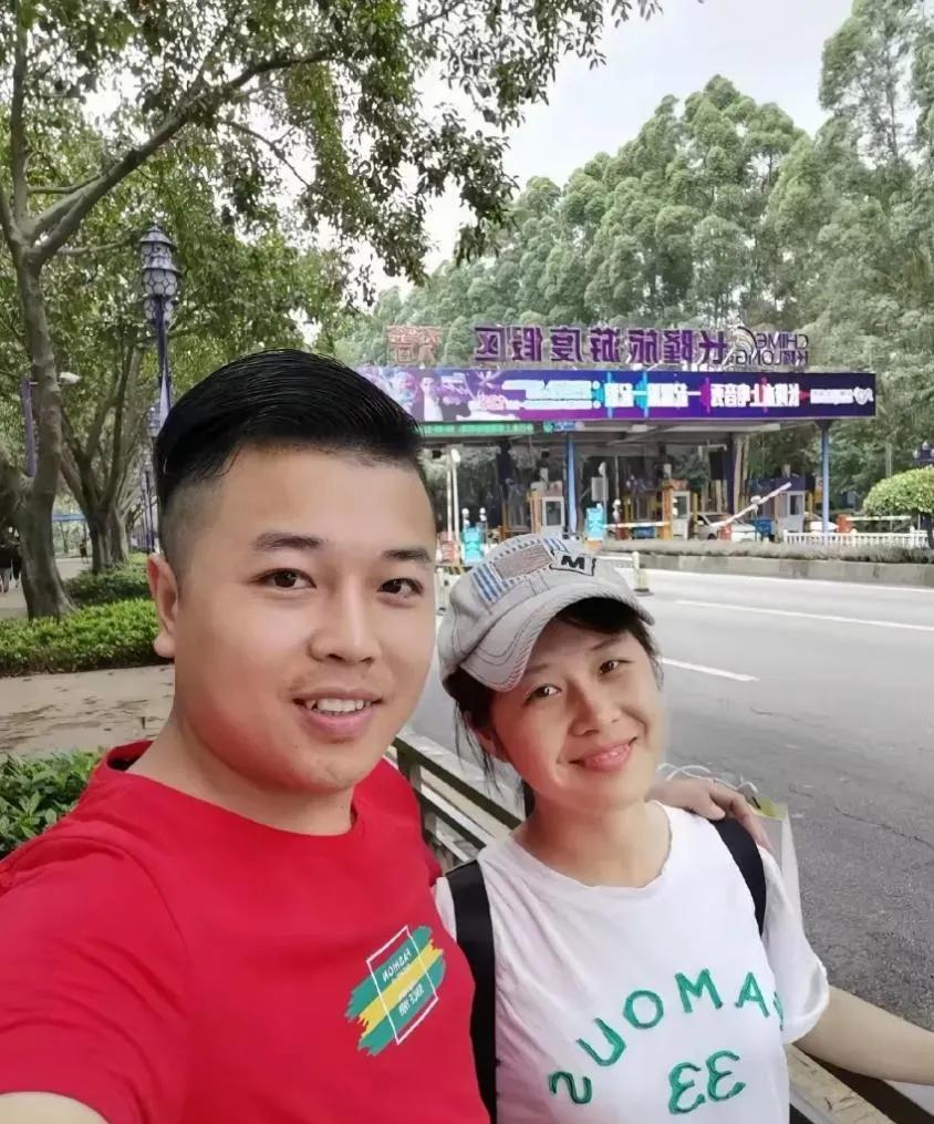 广西一小伙在亲戚的婚礼上见到一个漂亮女子，鼓起勇气与她攀谈起来。慢慢地，男子爱上