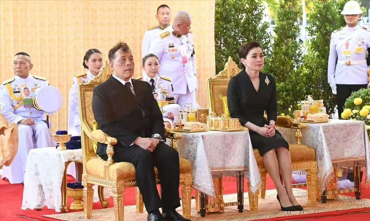 终于知道为什么总有不少粉丝好奇泰王是否有替身了！3月22日，刚从老挝访问回国的