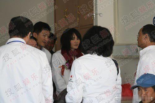 2008年，李亚鹏和王菲探望唇腭裂患儿