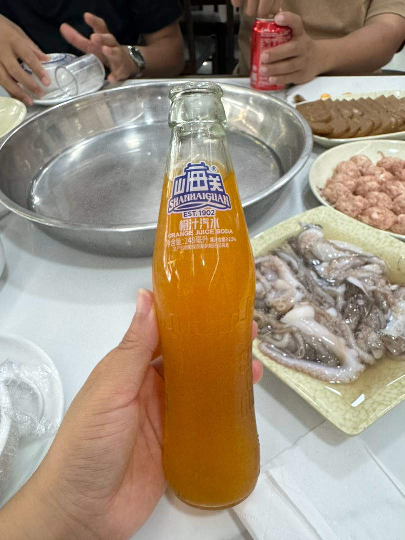 山海关汽水喝了山海关的荤锅吃了（和咱们东北的酸菜锅有点像）芝麻烧饼吃了...