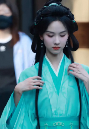 陈都灵蓝绿古装造型曝光，温婉清新古韵十足