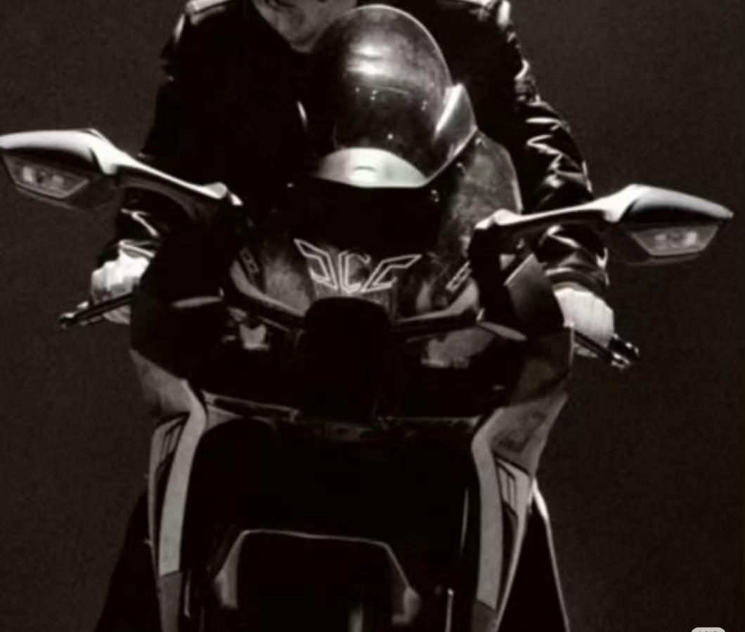 陈楚生凭借这半张脸就让歌迷们躁动起来了！ELLEMEN开年刊，封面人物我拍你猜