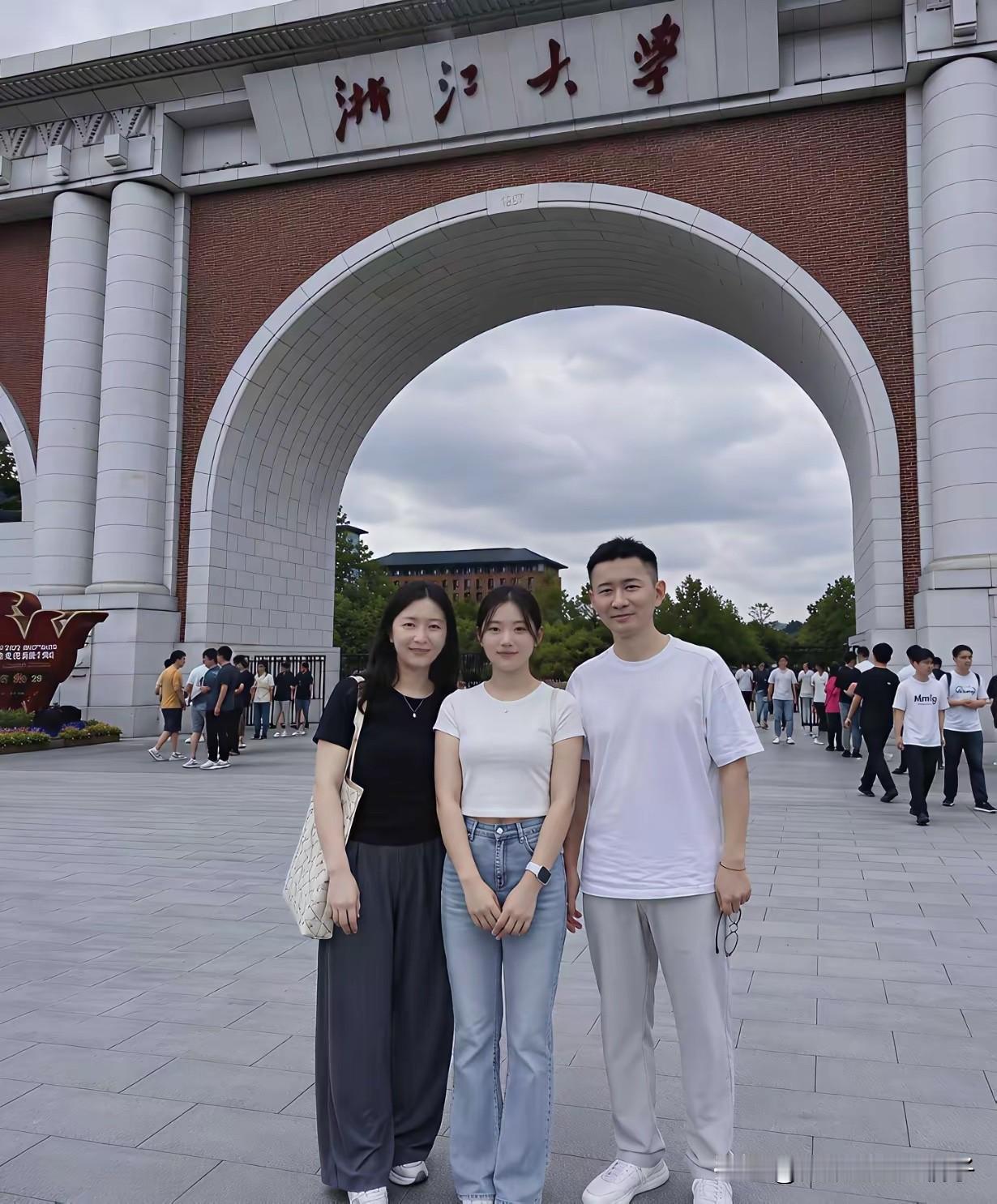 闺女考上大学，看得出来，父母非常骄傲！