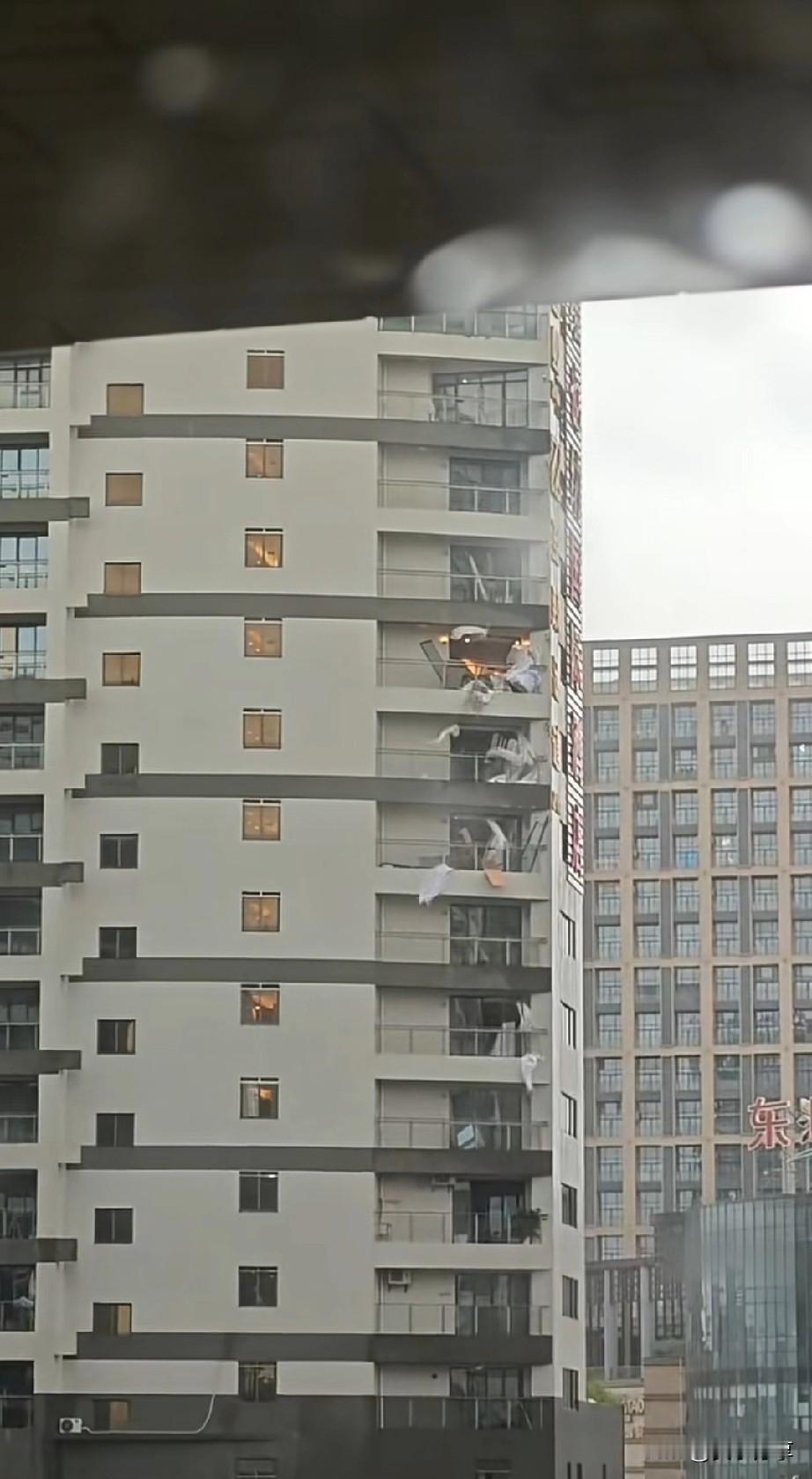 9月24日，广东江阳，海陵岛受台风-桦加沙经过，高层住户，阳台璃璃门，窗受损严重