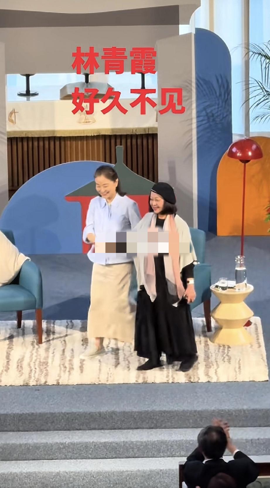 4月25日，林青霞以博士的身份现身香港中文大学，她打扮精致，前额上有一缕白头发有