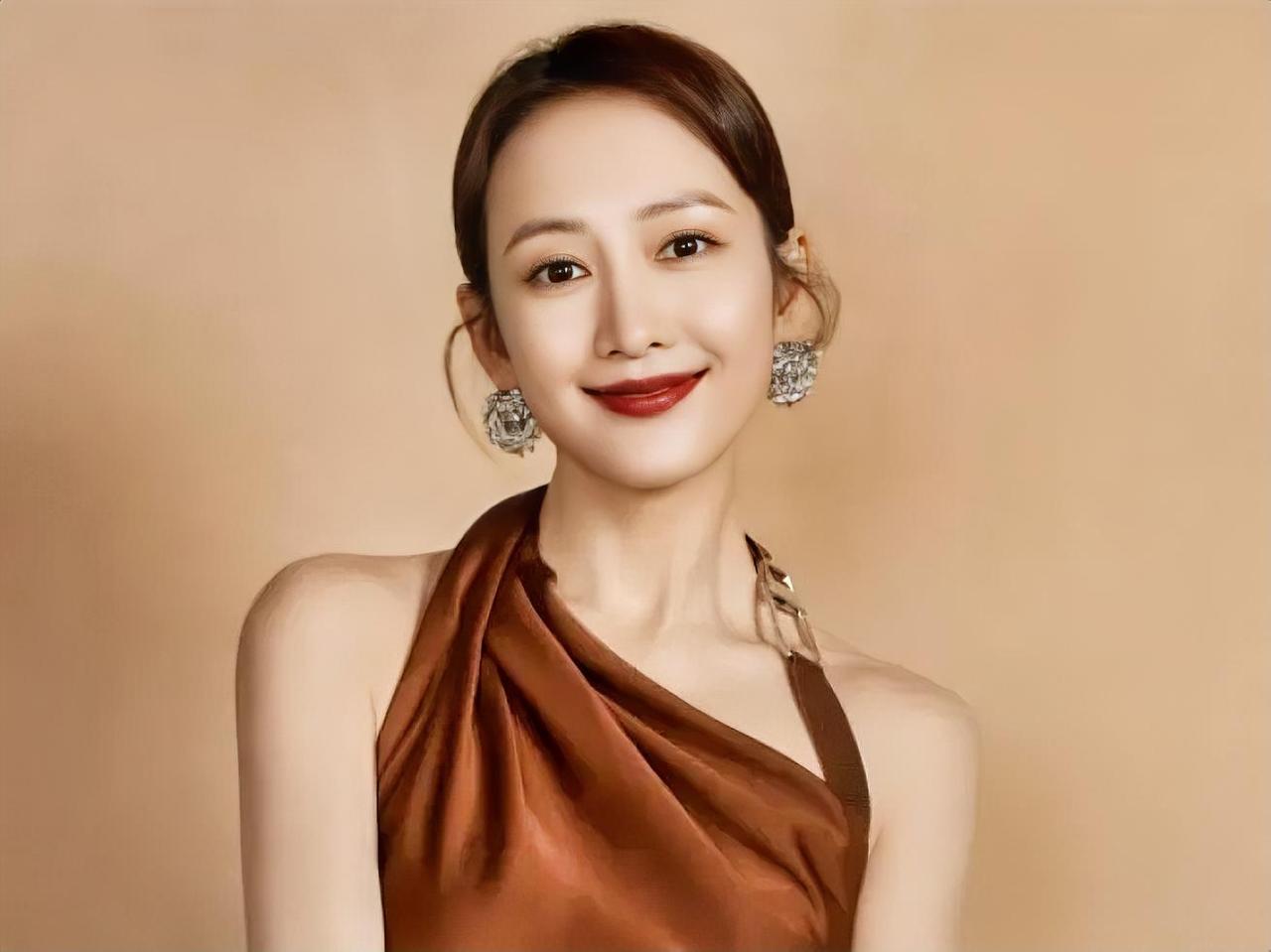 王鸥在微博直接坦白了，没有任何铺垫，"我目前独自养育一个孩子。她是我生命里很