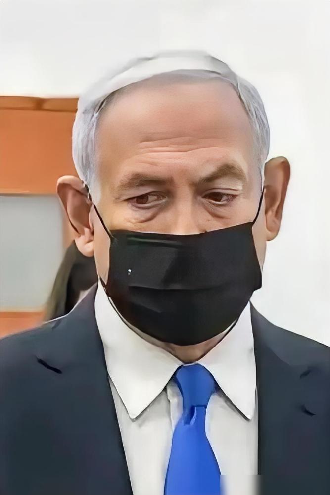 这一幕，终究还是落槌了。内塔尼亚胡这政坛老狐狸，为了躲贪腐庭审硬生生拖了六年