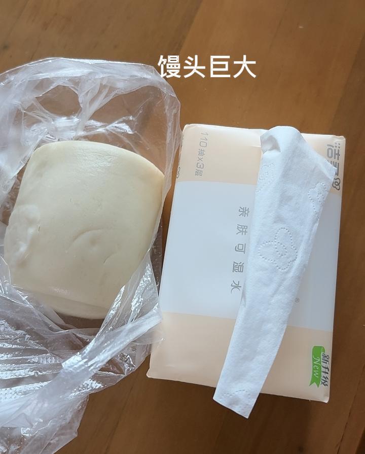 楼下的包子店包子¥3，馒头¥2，我想一下，如果是极简生活的话，一天的伙食费用