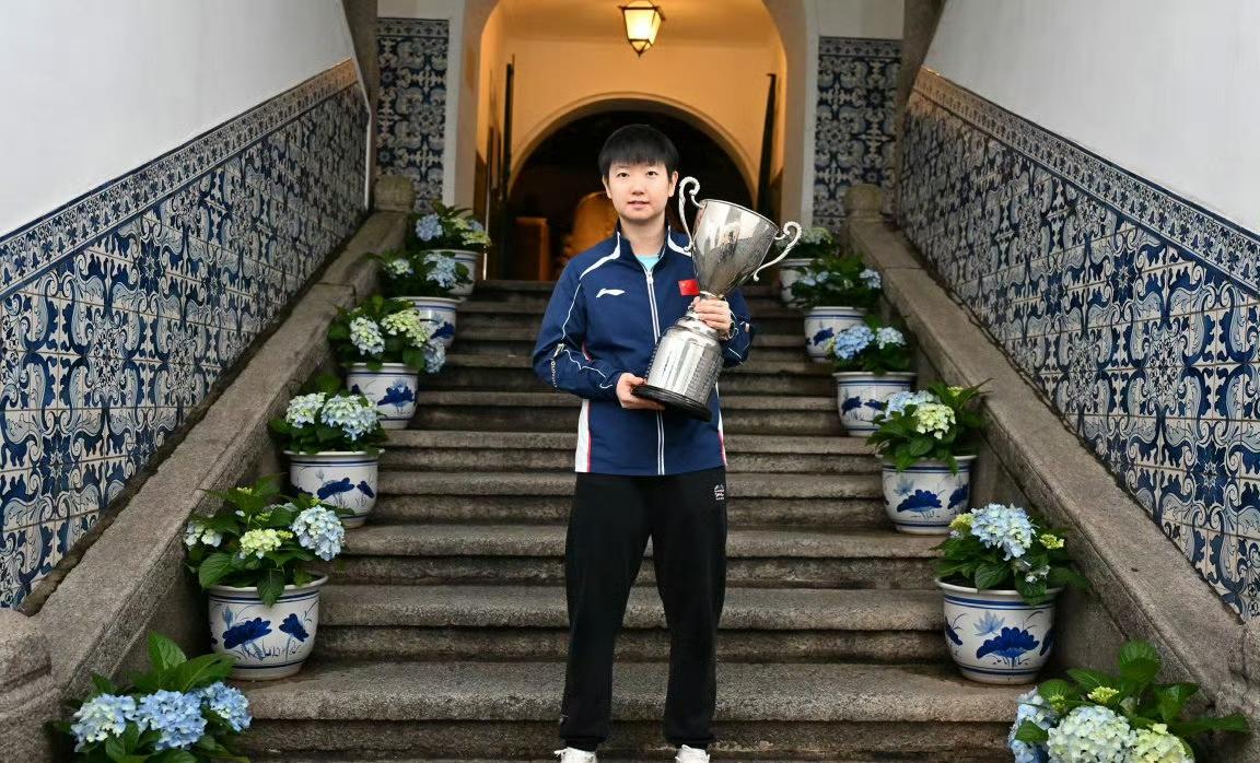 含金量堪比世乒赛！！@孙颖莎世乒赛三连冠可以获得一个复刻的奖杯，