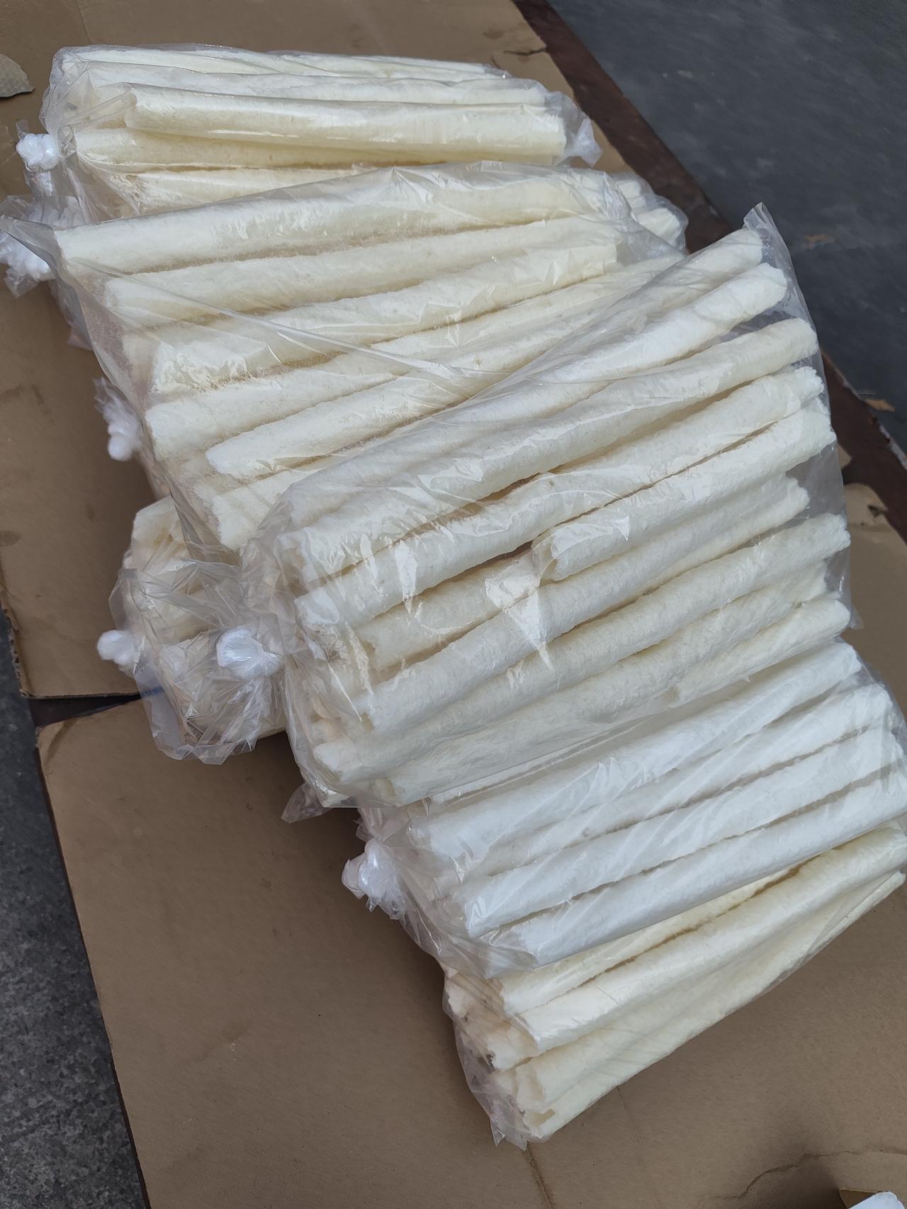 刚看到路边摆着这个食物一袋袋的装着以前我还很爱吃是小时候的零食咬下去是空